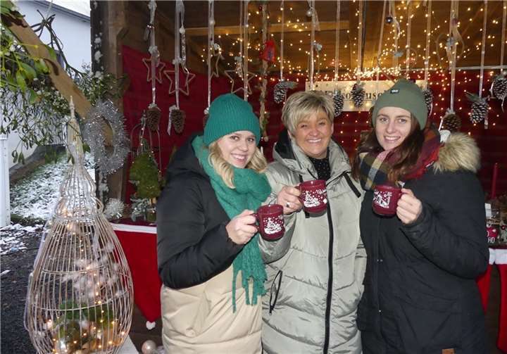 Nach zwei Jahren Pandemiepause fand in Leienkaul wieder der beliebte Benefiz-Weihnachtsmarkt statt.  Fotos: TE