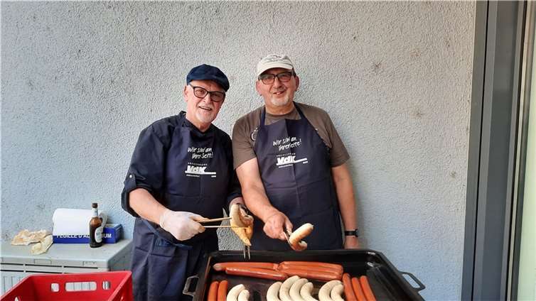 Nach zwei Jahren Zwangspause haben die beiden Grillmeister Axel und Karl-Heinz die Zange geschwungen. Foto: privat