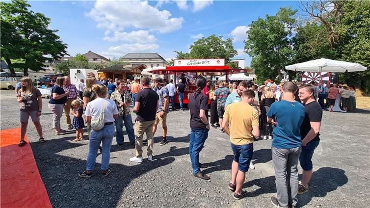 Nach zwei Jahren mit ausgefallenen Firmenfeiern war die Wiedersehensfreude groß bei der Kirmes im Klaes Firmengelände. Foto: privat