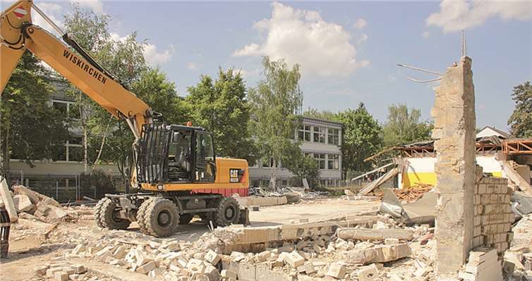Nach zwei Jahren wird der Gebäudekomplex des ehemaligen Edeka-Geschäftes abgerissen und weicht einem neuen Wohnprojekt.