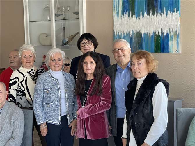 Nach zwei Stunden mit vielen Informationen und angeregten Diskussionen verabschiedete der Vorsitzende der Senioren-Union, Harald Trinkaus, mit einem großen Dankeschön, jeweils einer Flasche Ahrwein und einem spannenden Buch die beiden Referentinnen. Foto: Günther Armbruster