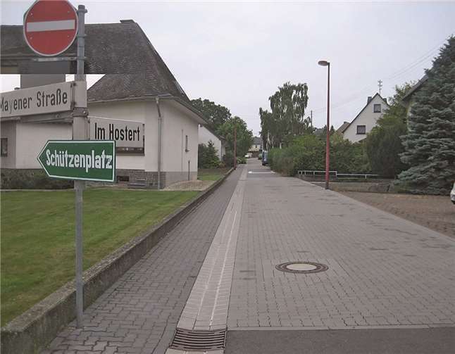 Nach zwei Tests und circa einjährigem provisorischen Betrieb montierten Mitarbeitern des Betriebshofes rechtzeitig zur Kirmes die Straßenschilder der ersten Einbahnstraße in Alzheim an. privat