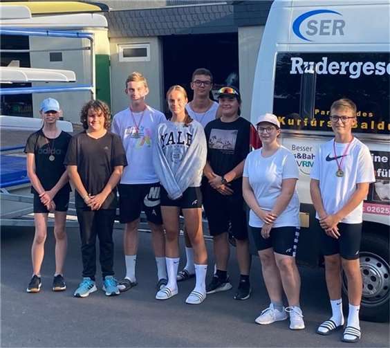 Nach zwei langen Regattatagen wird der Bootstransporter am Bootshaus der RG Treis-Karden wie gewohnt abgeladen. Die Nachwuchsruderer der RG und „Ruderschüler“des „KuBa“- Münstermaifeld (v.l.n.r.) Hannah Schenk, Theo Arntz, Benjamin Bröcker, Nika Freiwald, Felix Bischof, Maren Mauer, Neele Riehl und Nils Isaak. Foto: Isaak