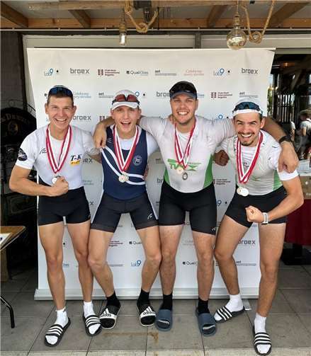 Nach zwei zweiten Plätzen und einem Sieg gewannen sie die Gesamtwertung der Regatta im Männer-Vierer (v.l.n.r.) Simon Haible (Treis-Karden), Tobias Strangemann (Dorsten), Lauris Antke und Benedikt Waldheuer (beide Essen). Im Achter gelang ihnen einen weiteren Gesamtsieg. Foto: Frank Decker