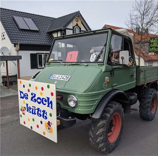 Nach zweijähriger Pause wird man in den Rheinbacher Höhenorten in diesem Jahr endlich wieder den grünen Unimog mit dem bunten Schild „De Zoch kütt“ zu sehen bekommen. Foto: privat
