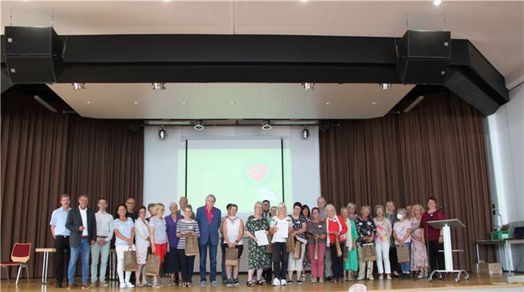Nach zweijähriger Wartezeit konnte Landrat Achim Schwickert gemeinsam mit Alexander Kolling vom DRK Landesverband verdiente Lernpaten, Engagierte sowie Unterstützer im Bürgerhaus in Wirges zum Jubiläum begrüßen. Foto: privat