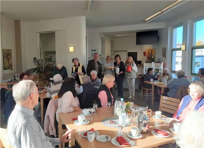 Nach zweimonatiger krankheitsbedingter Pause hatten Ute Remshagen vom Pflegestützpunkt (Mitte) und die Ehrenamtliche Alraune Vanselow, (stehend, rechts außen) Marion Surrey - Leiterin des MGHs (nicht auf dem Foto), Gemeindeschwester plus Ingrid Neubusch (zweite von rechts), Ehrenamtliche Helga Lux (stehend, links außen) und Diakon Bernhard Stahl ins Mehrgenerationenhaus (MGH) - Haus der Familie Bad Neuenahr-Ahrweiler eingeladen. Foto: privat