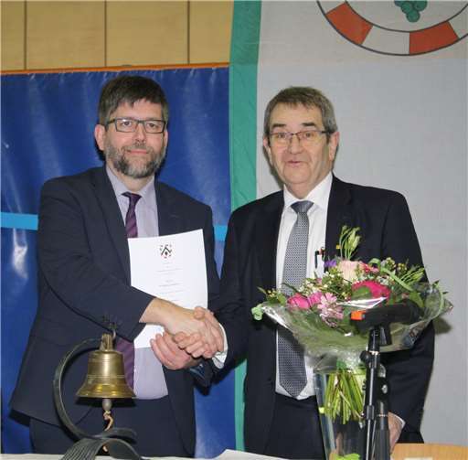 NachAblegung des Amtseidesüberreichte Helmut Probstseinem NachfolgerWolfgang Lambertzdie Ernennungsurkundezum neuen Bürgermeisterder VerbandsgemeindeCochem.