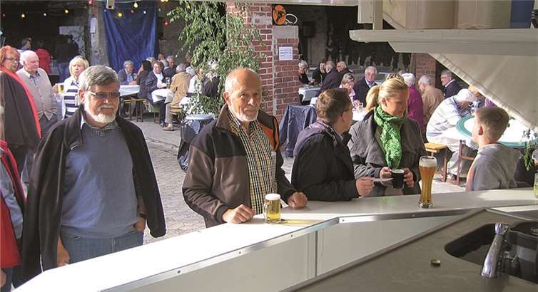 Nachbarn begegnen sich beim traditionellen Sommerfest. privat