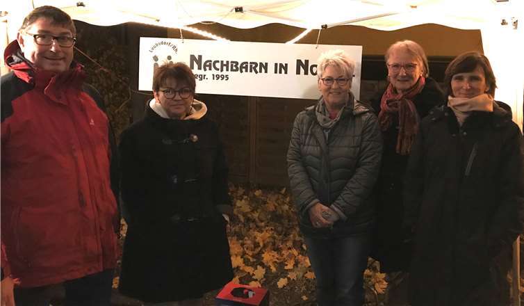 „Nachbarn in Not e. V.“ verkaufte beim Fackelzug wieder selbstgemachten Kinderpunsch und Glühwein. Foto: privat