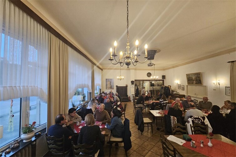 Nachbarschaft in gemütlicher Runde beim Döbbekoche Essen