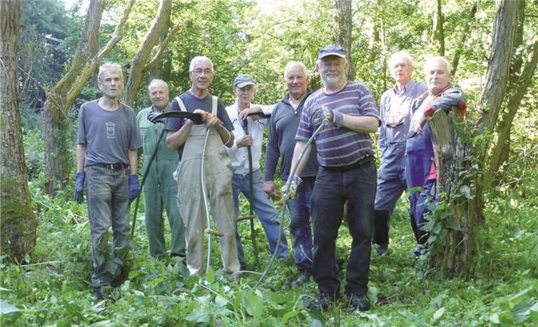 Nachbarschaftshilfe im Wald: Gemeinsam bekämpften Wolderter und Puderbacher das Springkraut am Holzbach in Puderbach. privat