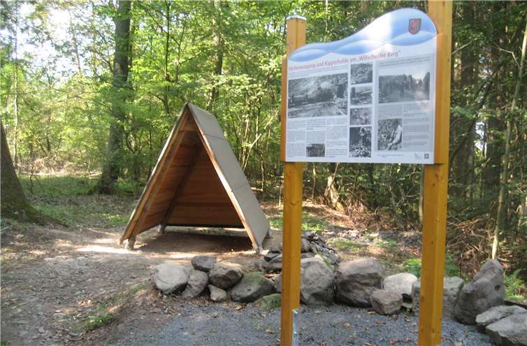 Nachbau einer Basaltkipperbude und die dazugehörige Infotafel am Stollenausgang am Willscheider Berg.Fotos: privat