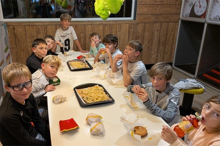 Nachbesprechung der JSG Nickenich E1 zum Spiel gegen die SG99 Andernach im „Vereinslokal“. V.l. Paul Leyendecker, Theo Müller, David Schmitt, Levy Reichert, Anton Witte, Max Stern, Noah Mosen, Hannes Auer, Lennard Lespagnol und Fan Sophia Lespagnol 