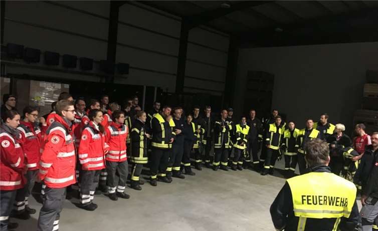 Nachbesprechung der Übung mit Übungsleiter Walter Dombrowski, stellv. Wehrleiter Dieter Hilberrath und der Einsatzleitung. privat
