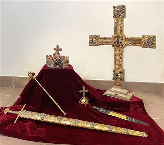 Nachbildungen der Reichsinsignien auf Burg Trifels: Reichssschwert, Reichsszepter, Reichskrone, Reichsapfel, Reichskreuz und Heilige Lanze (v.li.). Foto: Benjamin Seyfried, Annweiler am Trifels