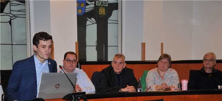 Nachdem Bürgermeister Claus Peitz (Mitte) zahlreiche Gäste im Ratssaal begrüßt hatte, führte Nicolas Junglas (links), wissenschaftlicher Mitarbeiter im Arbeitskreis, unter dem Motto „Auf dem Weg zum UNESCO-Welterbe“ in das Projekt ein. Museumsleiter Dr. Kai Seebert (2. von links) erläuterte anschließend die Rolle Andernachs. Foto: Stadt Andernach/Maurer