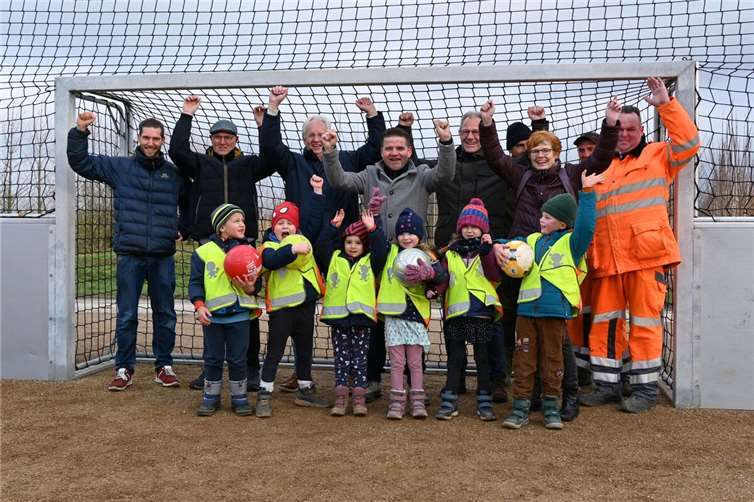 Nachdem Bürgermeister Holger Jung (hinten 4.v.l.) den Bolzplatz freigegeben hatte, jubeln alle über das gelungene Gemeinschaftswerk. Foto: Stadt Meckenheim