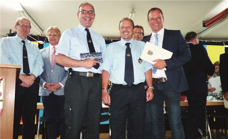 Nachdem Bürgermeister Jörg Lempertz dem ausgeschiedenen Wehrführer Jörg Krempuls den Kleinen Wappenteller der Verbandsgemeinde Mendig verliehen hatte, überreichte ihm auch der kommissarische Wehrführer Gerd Schüller im Namen der Mendiger Kameraden für die langjährige hervorragende Zusammenarbeit als Zeichen des Dankes ein Präsent.Fotos: FRE