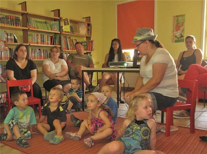 Nachdem Frau Steinbach sich ihren Vorlesehut aufsetzte, startete die Geschichte und die Kinder lauschten gespannt. privat