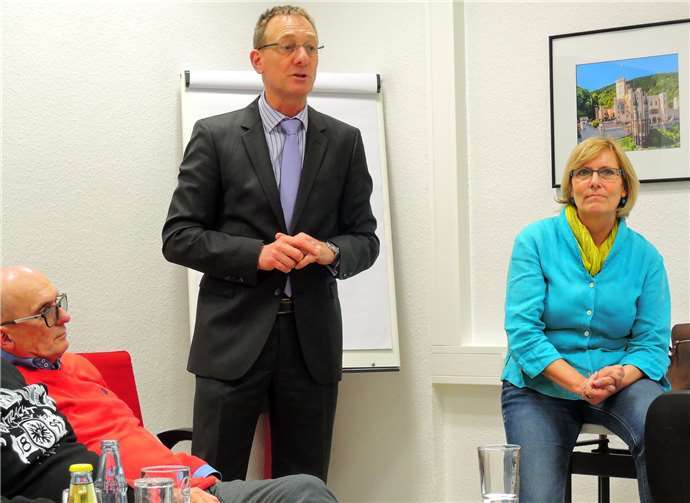 Nachdem Günter Groß die VHS als Bildungseinrichtung präsentiert hatte, stellte Michaela Wolff das Generationen-Projekt Lahnstein vor.