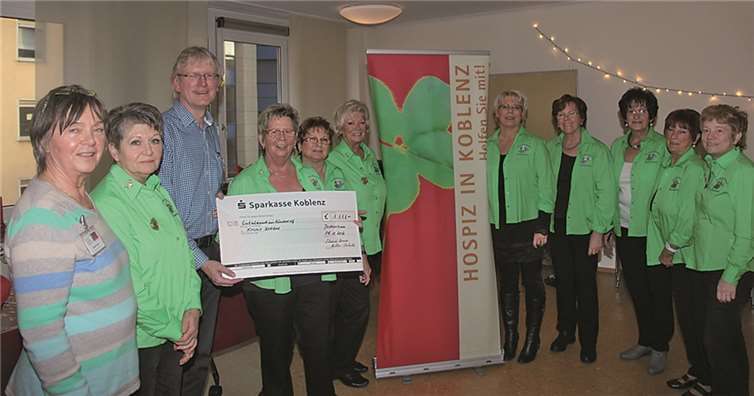 Nachdem Ingrid Zank und Wolfgang Kemp dem Möhnenvorstand einen Einblick in den Hospiz-Alltag gegeben hatten, erfolgte die symbolische Scheckübergabe.  privat