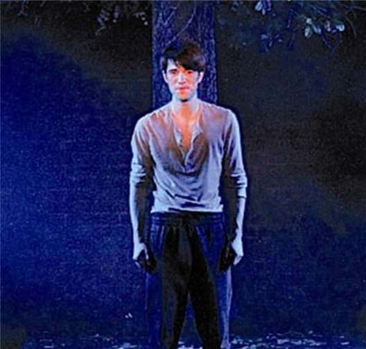 Nachdem Moritz Stiefel (Markus Baulig, r.) Selbstmord begangen hat, will auch Melchior Gabor (Christian Blex) aus dem Leben scheiden.