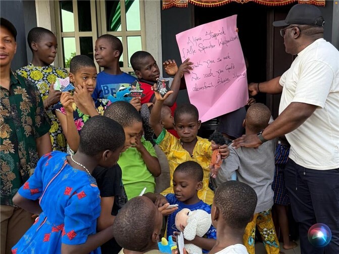 Nachdem Pater Magnus die von den Rheinbrohler Kindern bemalten Gipsabdrucke in Form von Tannenbaum, Sterne, Herzchen usw. den Heimkindern in Nigeria gegeben hatte, war die Freude groß und die einzelnen Geschenke wurden gegenseitig gezeigt und bewundert.  Foto: privat/Ifedikwa
