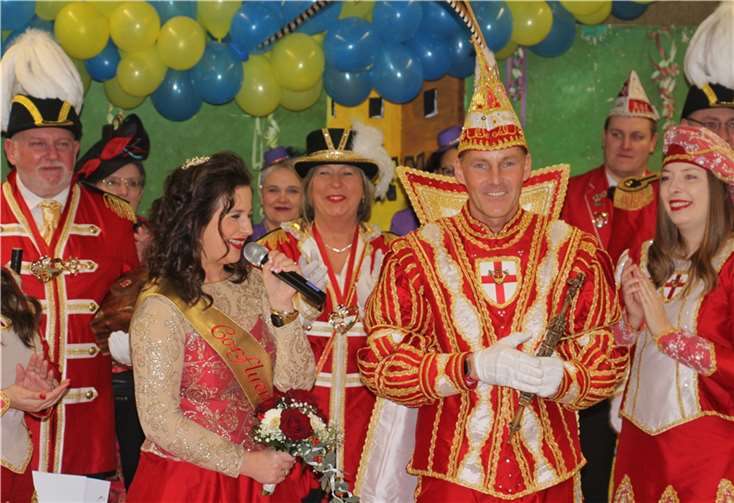 Nachdem Prinz und Confluentia samt Gefolge die Halle eingenommen hatten, wurden alle vom Bubenheimer Ortsvorsteher Mike Karen begrüßt. Foto: Thomas Meurer