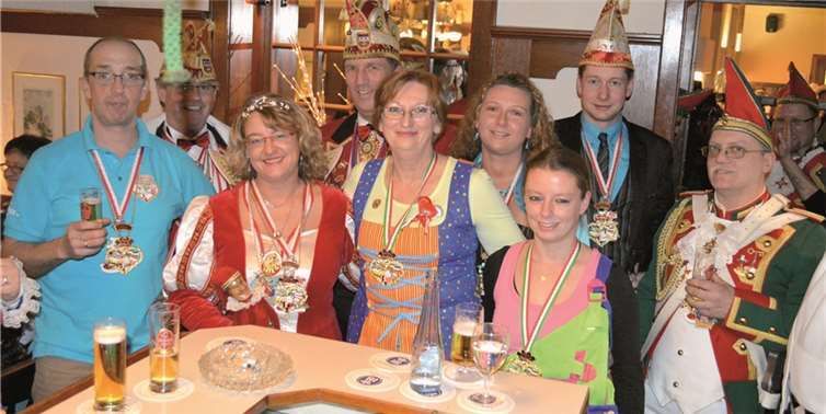 Nachdem alle Hindernisse überwunden waren, konnte Prinzessin Corinna inmitten der Remagener Narrenschar feiern. AB