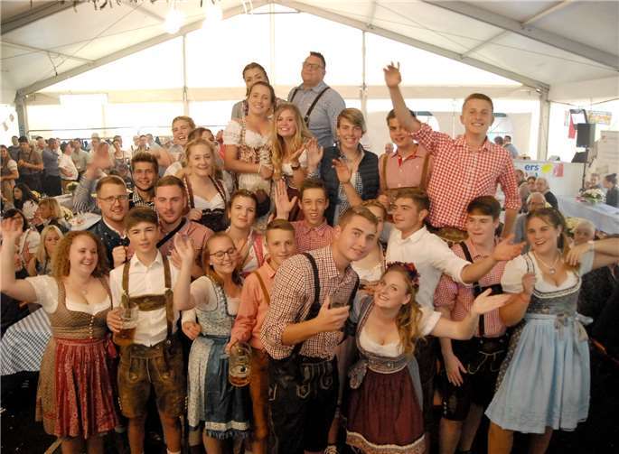 Nachdem am Sonntagnachmittag das Kirmespaar 2018 - Sophia Frauzem und Leon Franz - offiziell der Urbacher Bevölkerung vorgestellt war, begann für die Kirmesgesellschaft der gesellige Teil ihrer Veranstaltung. Die befreundeten Vereine übernahmen die Arbeit und die KG-Mitglieder konnten nach Herzenslust feiern. Fotos: -KER-