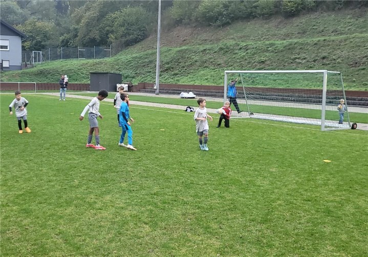 Nachdem am vergangenen Samstag gemeinsam mit der E2 das Freundschaftsspiel gegen den FC Plaidt bei Fritz-Walter-Wetter souverän mit 12:3 gewonnen wurde, stand am vergangenen Dienstag, 07.10.2025, das nächste Meisterschaftsspiel gegen den TuS Hausen im heimischen Waldstadion auf dem Spielplan. Foto: privat