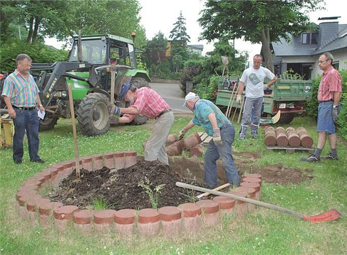Nachdem ausreichend Spielplätze im Eifelort Bell eingerichtet wurden, bauen nun freiwillige Helfer eine alte Anlage zurück. „Dadurch gewinnen wir neue Bauplätze“, so Bürgermeister Bernd Merkler (l.). privat