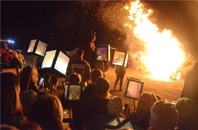 Nachdem das Feuer entzündet und weitere Lieder gesungen wurden, verteilte Sankt Martin Wecken an die wartenden Besucher. Foto: privat