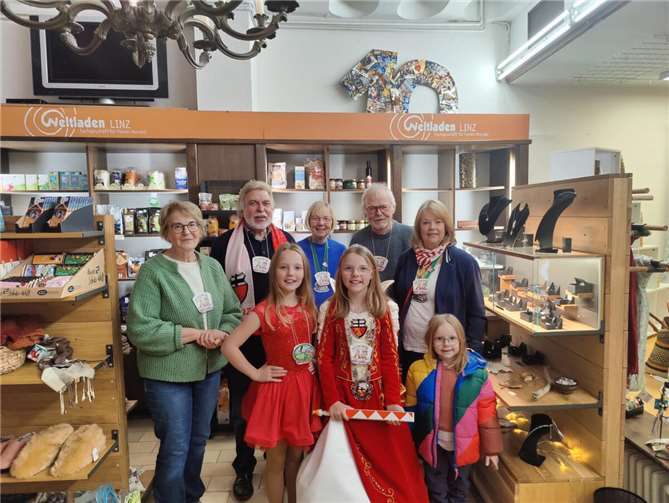 Nachdem das Linzer Kinderkarnevalslied gesungen worden war, überreichte Vorsitzender A.-Peter Gillrath an Prinzessin Rosalie einen Warengutschein und eine Spende für Faire Kamelle.Foto: Vera Burkard