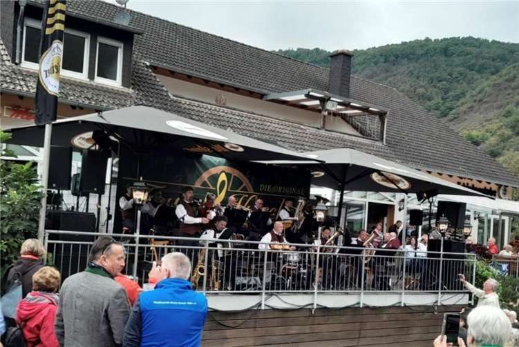Nachdem das „Wutzstock der Blasmusik“ mit 195 Musikern der Region in Ernst begeisterte, freut sich Kulturförderer Hans Peter Röhrig, dass es auch in den kommenden Wochen viele musikalische Highlights in unserer Region gibt. Foto: röhrig