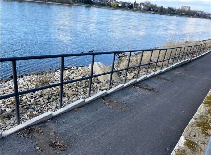 Nachdem das etwa 30 Meter lange Geländer an der Rampe in Höhe der Seizstraße abgebracht wurde, ist der neue Fuß- und Radweg in Pfaffendorf am Rhein nun fertig.  Foto: Stadt Koblenz / Kai Friehe