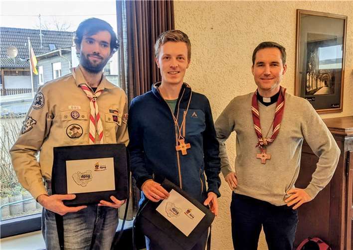 Nachdem der Bezirk seit 2018 ohne Vorstand war, konnte Diözesankurat Peter Zillgen (re.) endlich wieder einen neuen Bezirksvorstand herzlich willkommen heißen: Felix Monzen vom Stamm St. Michael aus Neuwied-Feldkirchen, als Bezirksvorsitzenden (li.), und Pastoralreferent Tobias Wolff als Bezirkskurat (Mitte).  Foto: Frank Hachemer