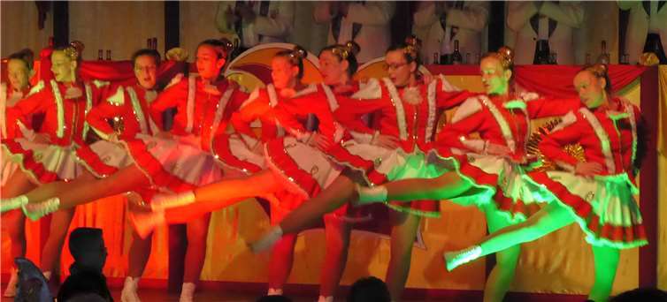 Nachdem der Elferrat mit der Garde eingezogen war, heizte diese die Waldbachhalle ein.