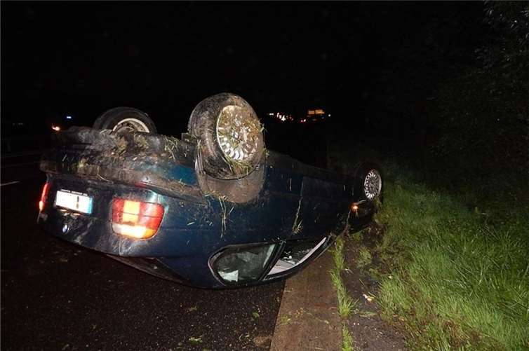 Nachdem der Fahrer in einer  langgezogenen Rechtskurve die Gewalt über sein Fahrzeug verloren hatte, kam der PKW von der Fahrbahn ab, überschlug sich und kam schließlich auf den Dach liegend zum Stillstand. Foto: Polizei Koblenz