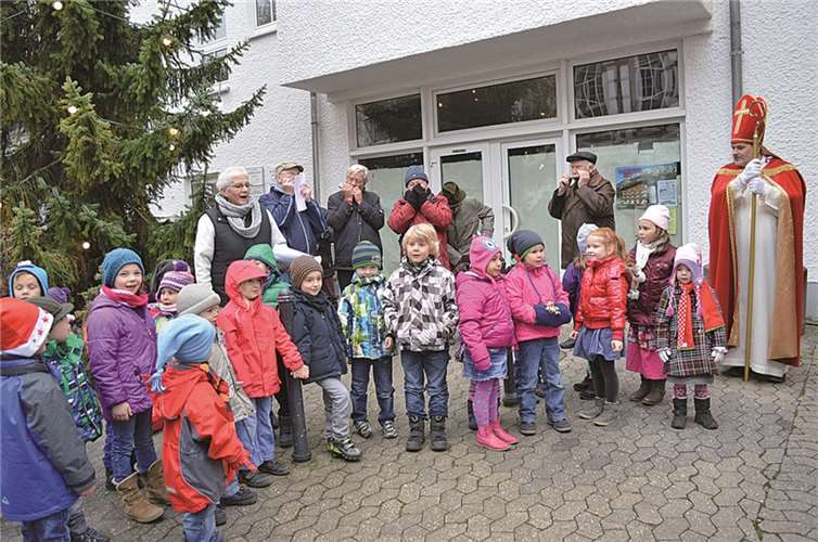 Nachdem der Nikolaus die Kindergartenkinder des katholischen Kindergarten Arche Noah beschenkt hatte, sangen sie mit Kiga-Leiterin Edith Reck, unterstützt von den Bandorfer Mundharmonikafreunden Nikolaus- und Weihnachtslieder. AB