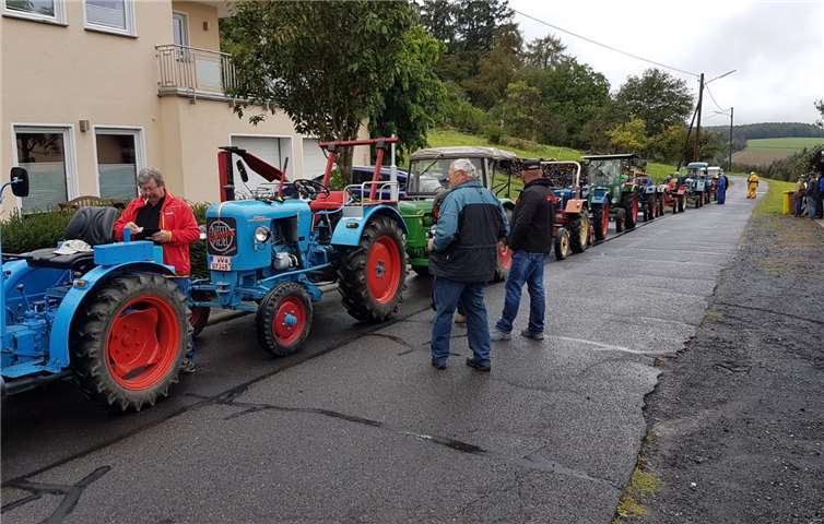 Nachdem der Regen sich verzogen hatte, blieben die Traktorfreunde trocken.