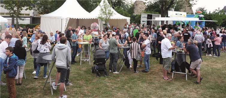 Nachdem der kurze Regenschauer am Samstagabendvorbei war, strömten hunderte Besucher zum Bungert.