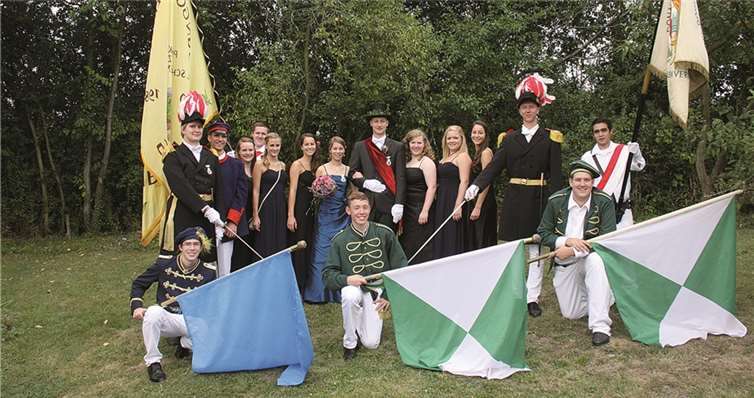 Nachdem die Fähnriche bei Königin Anja Birrenbach geschwenkt hatten, setzte der Königszug sich nun mit dem kompletten Königspaar, welches von den Ehrendamen Eva Gombert, Annika Hausen, Nina Birrenbach, Lisa Birrenbach, Marion Schmitz und Anne Schmitz begleitet wurde, wieder in Bewegung.Privat