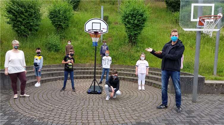 Nachdem die Grundschule Burgen nach der Coronakrise wieder geöffnet wurde, konnte Borje bewegt e.V. endlich den Basketballkorb und eine Geldspende überreichen.Foto: privat