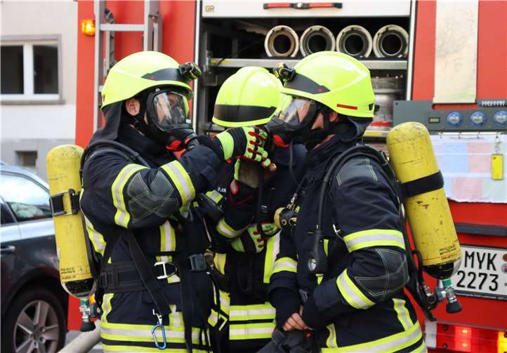 Nachdem die Kameraden seit ca. fünf Stunden bei sommerlichen Temperaturen im Einsatz waren, galt es das letzte Szenario zu meistern. In der Dorfmitte kam es bei Arbeiten im alten Edekamarkt zu einem Brand in der Garage.