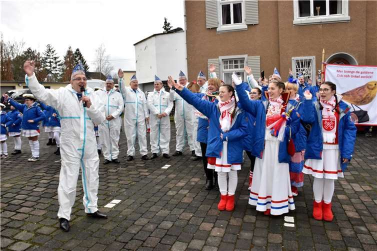 Nachdem die Karnevalsgesellschaft unter ihrem VorsitzendenManfred Himmelbach (links) den Stadtbürgermeister verbal besiegt hatte,riefen auch Prinzessin Nele und ihre Paginnen Unkel Alaaf. Fotos: HEP