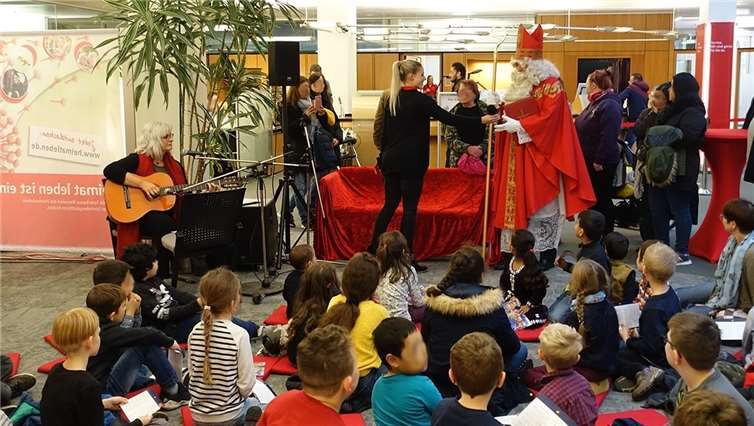 Nachdem die Kinder zwei Lieder für den Nikolaus gesungen hatten, verteilte er großzügig gefüllte Geschenktüten an die Kleinen. Foto: privat