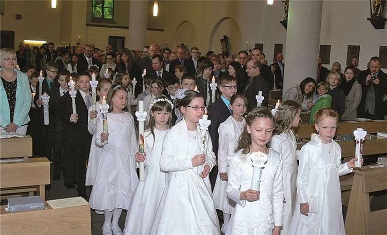 Nachdem die Kommunionkerzen entzündet waren, schritten die Kinder zum Altar. TE
