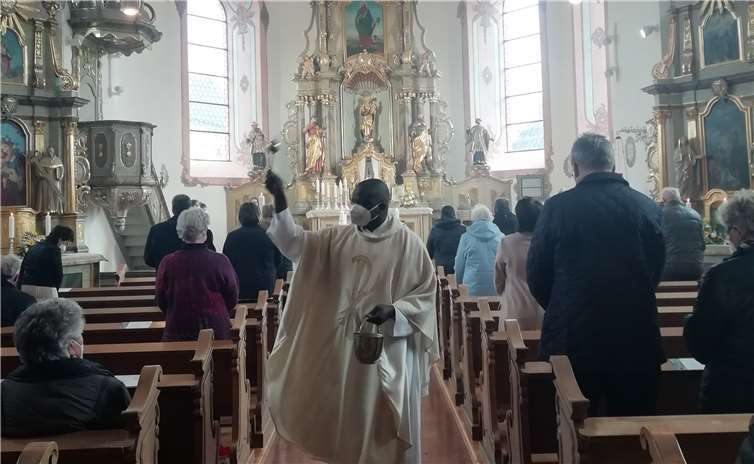 Nachdem die Osterkerze gesegnet wurde, segnet Father Robert die versammelte Gemeinde. Fotos: Katja Remy